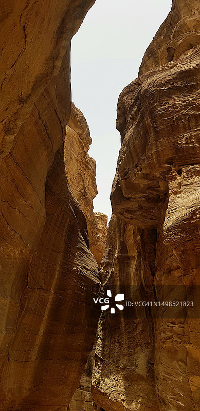 约旦岩层仰视角度风景图片素材