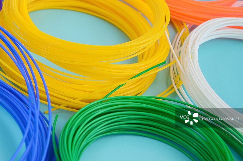 白色背景上彩色橡皮筋的高角度视图图片素材