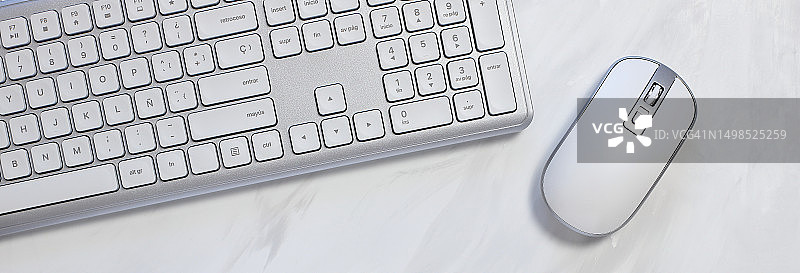 西班牙桌子上的电脑键盘俯视图图片素材