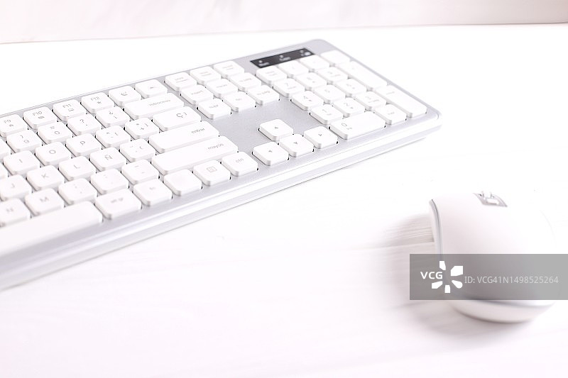 西班牙桌子上的电脑键盘俯视图图片素材