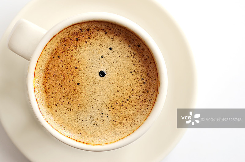 俯视角度拍摄的白色背景下的咖啡杯（芬兰）图片素材