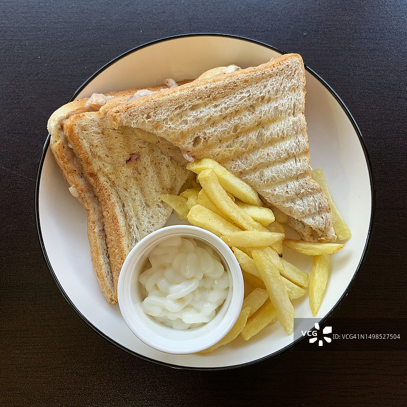 菲律宾餐桌上的盘中食物俯视图图片素材