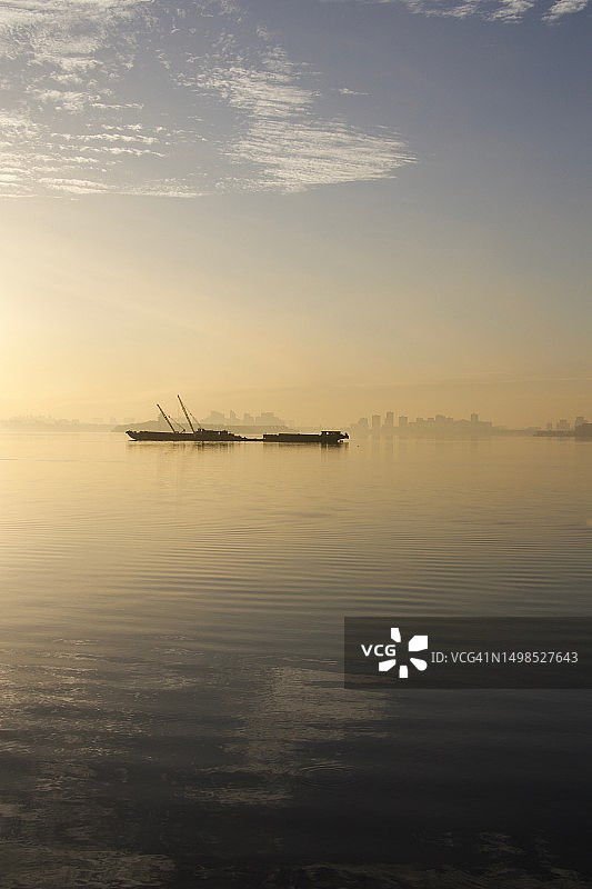 日落时大海对着天空的美景图片素材