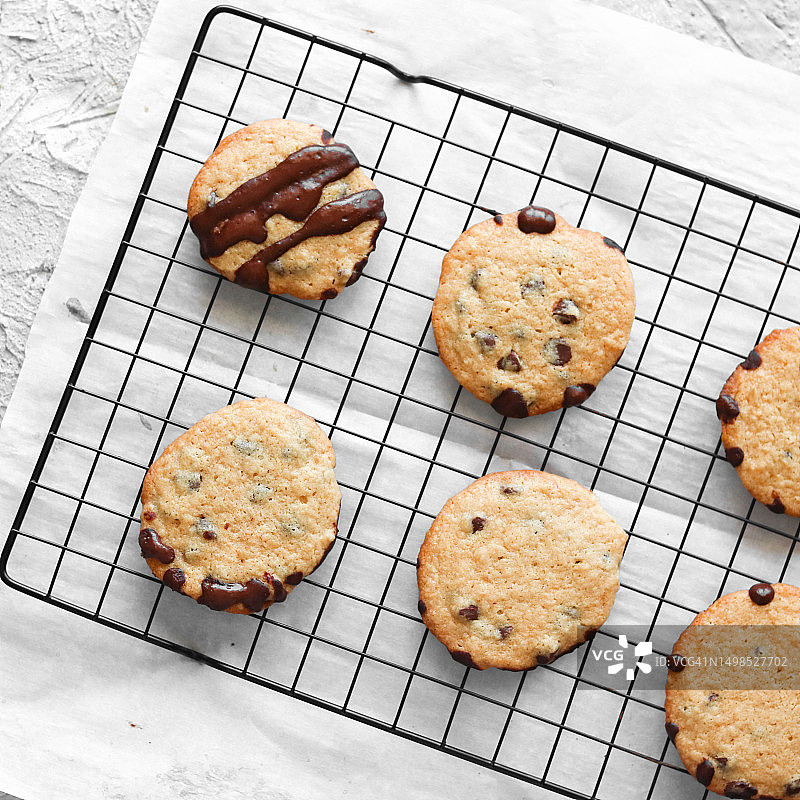 冷却架上饼干的高角度视图图片素材