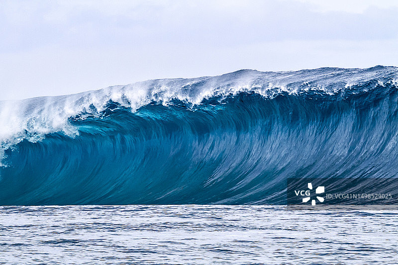 帕皮提塔希提岛的巨浪图片素材