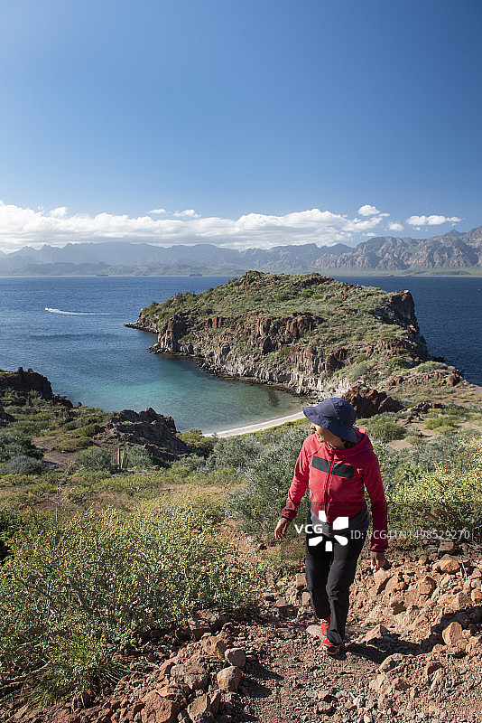 一名女性在洛雷托湾的德尔卡门岛小径上徒步旅行图片素材