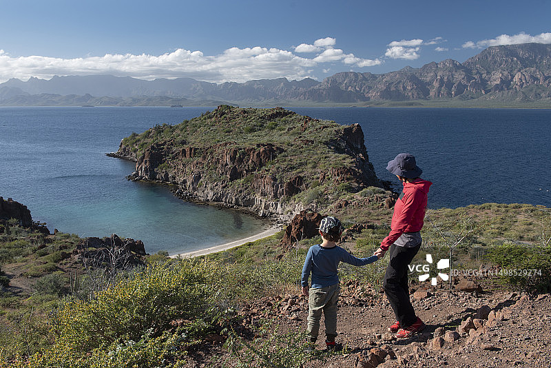 在洛雷托湾德尔卡门岛山上的女人和她的儿子图片素材