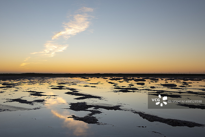 盐田水池中倒映的橙色日落图片素材