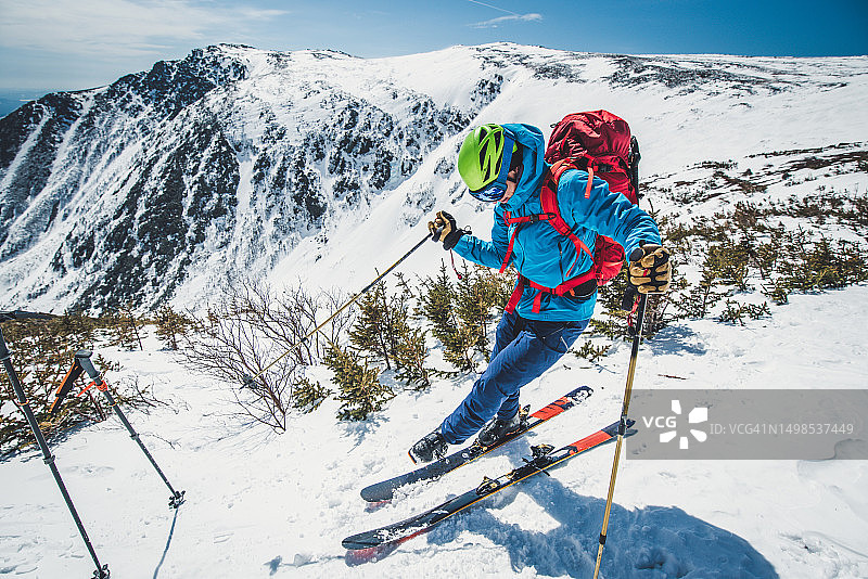 滑雪者在塔克曼峡谷上方图片素材