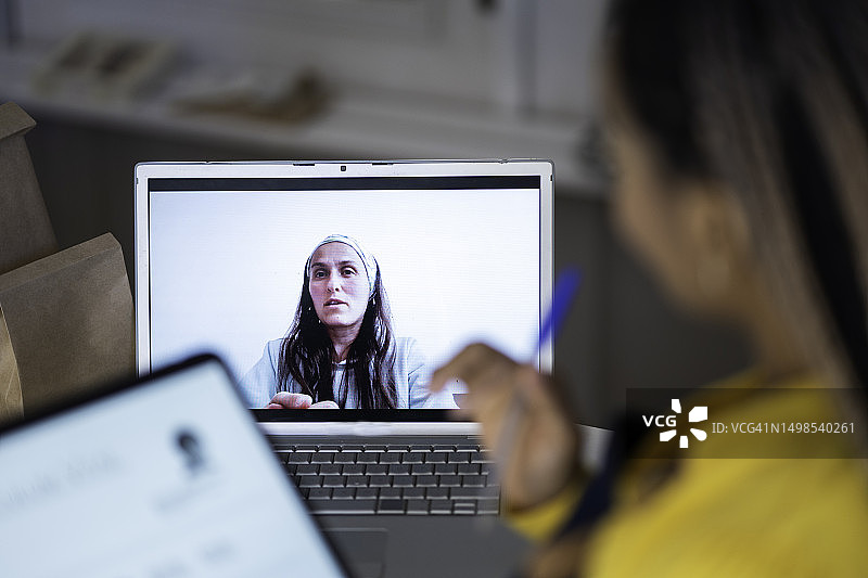 咖啡店在线面试：拉丁裔女人招聘员工图片素材