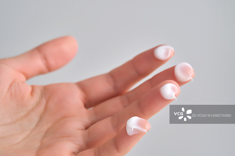 女性手指涂抹白色乳霜图片素材