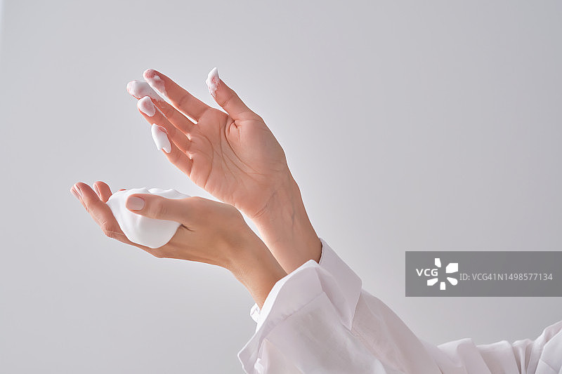 女性手中的洗面泡沫图片素材