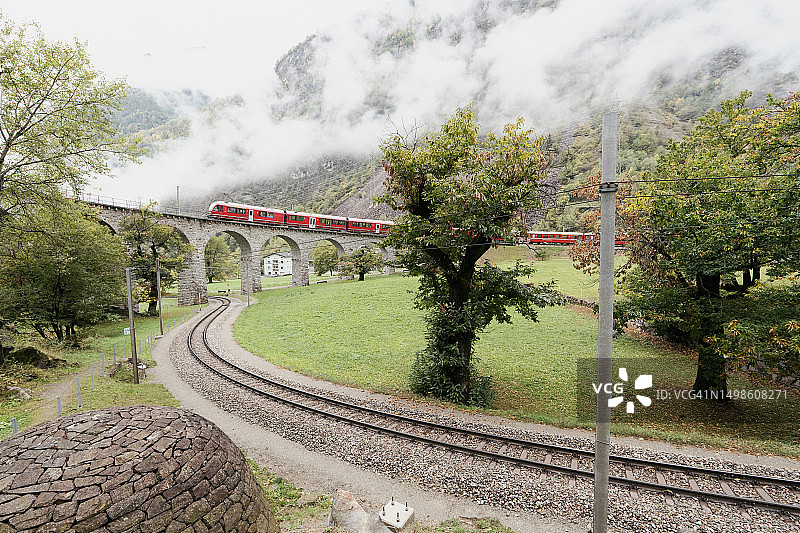 布鲁西奥著名360度环形铁路高架桥图片素材