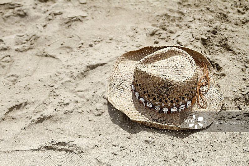 沙滩上的草帽图片素材