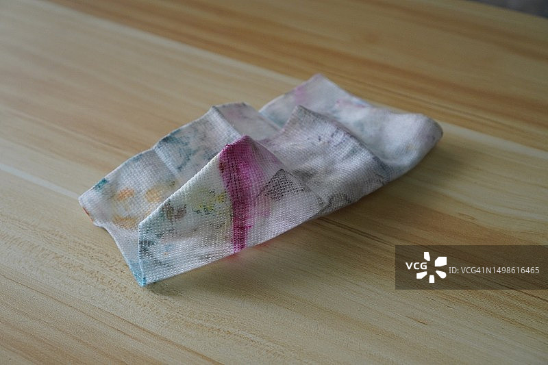 用于擦拭木桌上墨水的白色布图片素材