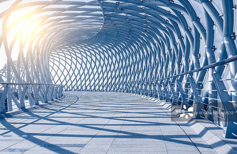 苏州太湖边：观光桥装饰钢管和玻璃图片素材