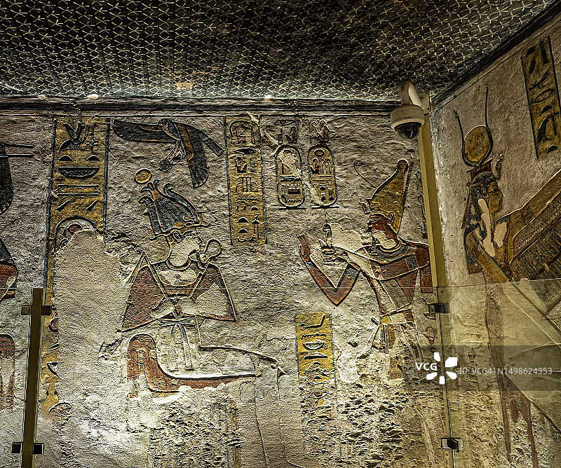埃及帝王谷内的彩色浮雕和象形文字（拉美西斯三世墓KV 11）图片素材