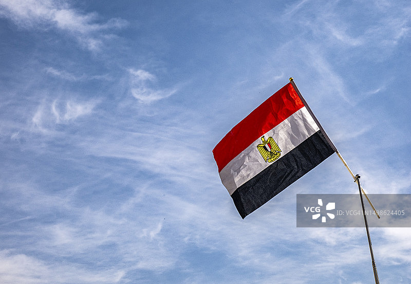 晴朗蓝天下飘扬的埃及国旗图片素材