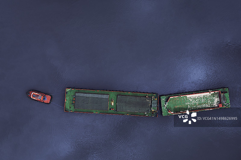 河流上的拖船和驳船图片素材