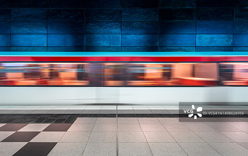 汉堡海港城地铁站的模糊移动影像图片素材