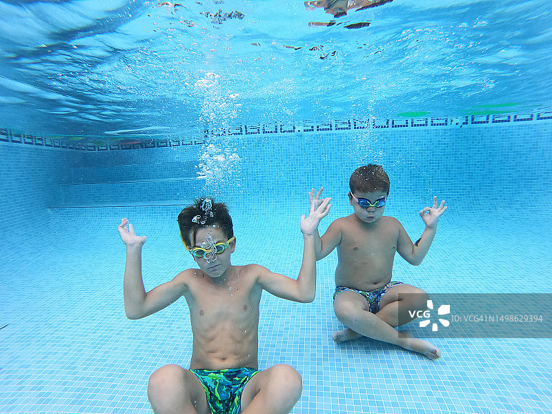 孩子们在水下练习瑜伽冥想图片素材