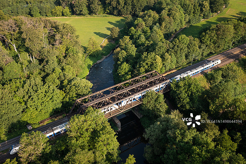 桥上的区域列车图片素材