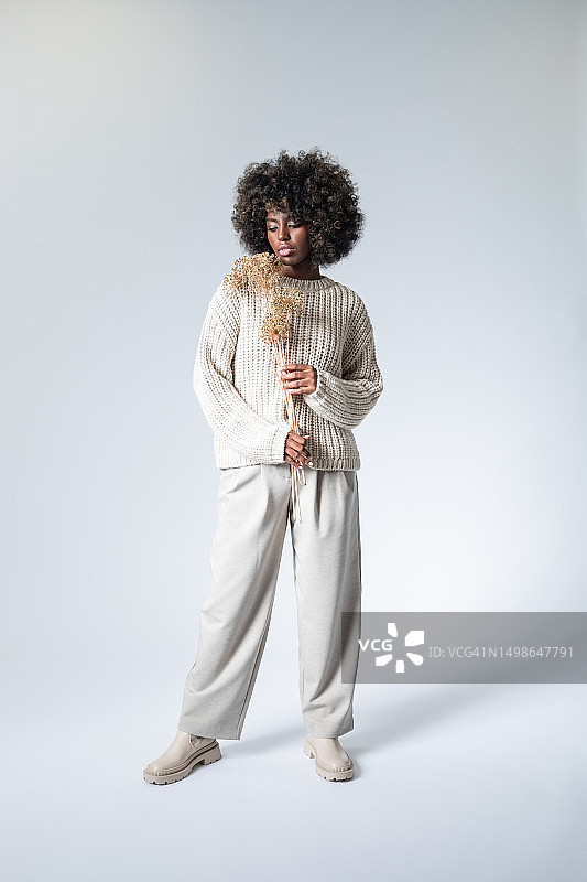 年轻女子的秋季写真图片素材