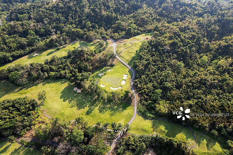 美丽的高尔夫球场航拍景观图片素材