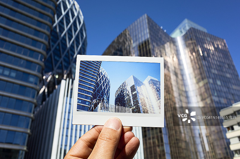 男人在场景前拿着拉德芳斯摩天大楼的即时胶片照片图片素材