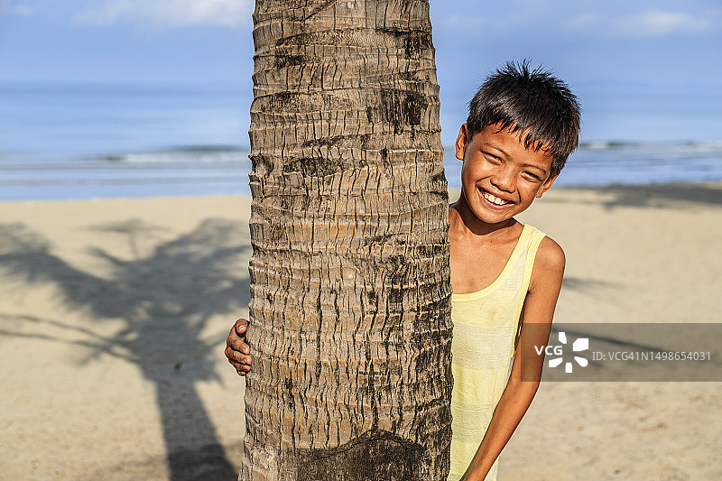柬埔寨海滩上的小男孩图片素材