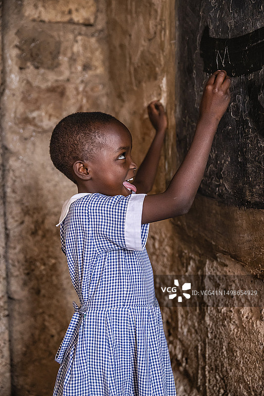 非洲小女孩在肯尼亚孤儿院学习英语图片素材