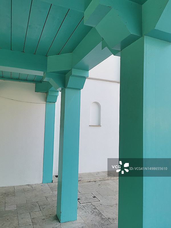 白色和绿色的隐蔽角落图片素材