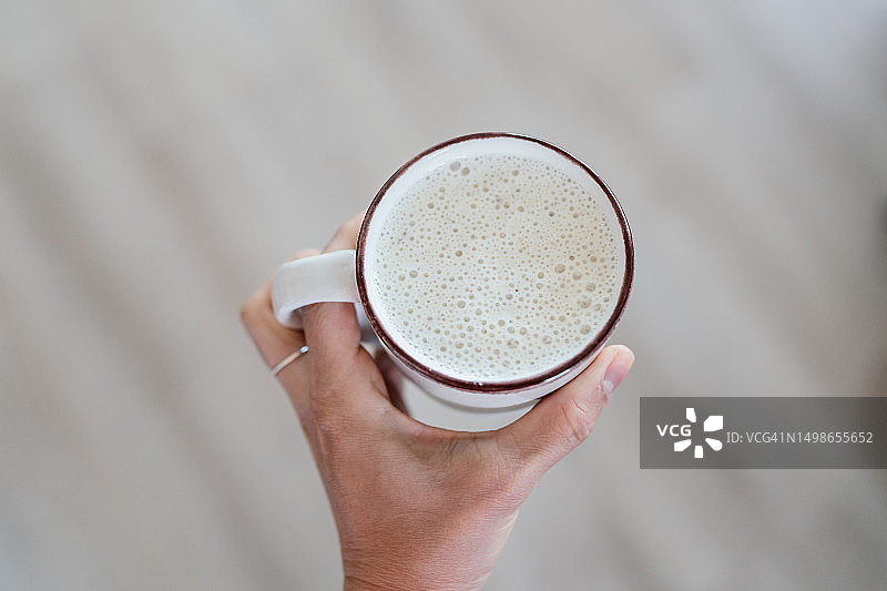 手中拿着一杯蛋白质奶昔图片素材