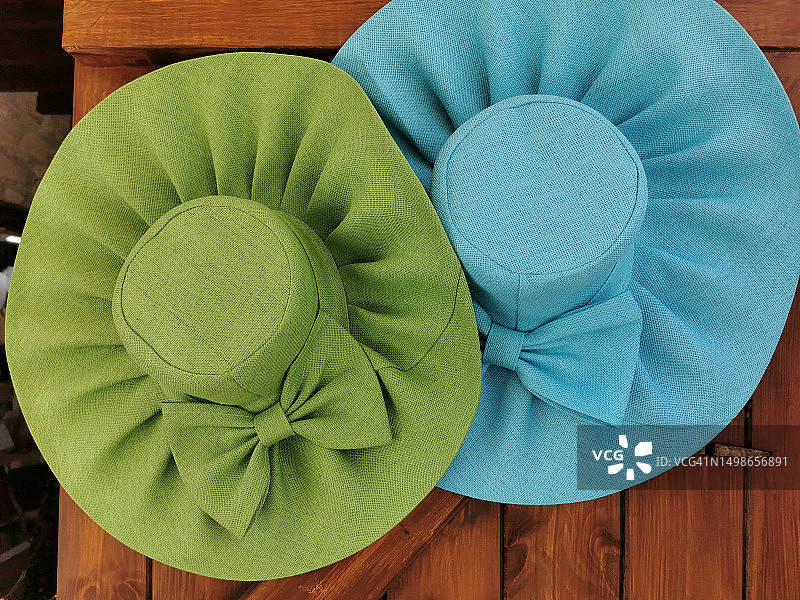 墙上的两顶大帽子图片素材