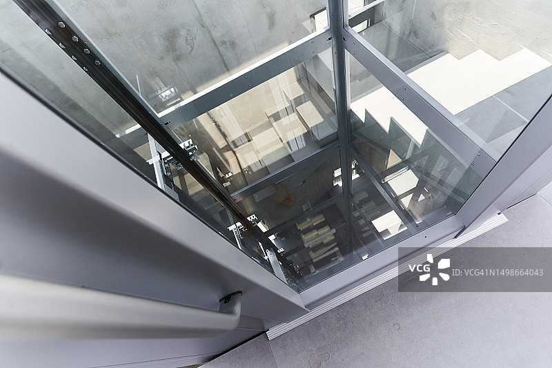 透明玻璃电梯轿厢鸟瞰图片素材