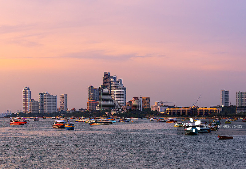 美丽的芭堤雅海湾，春武里府的重要旅游港口城市图片素材
