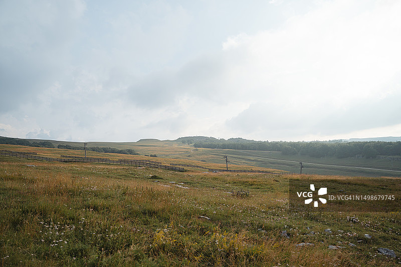 阿尔卑斯草甸上废弃的滑雪坡图片素材