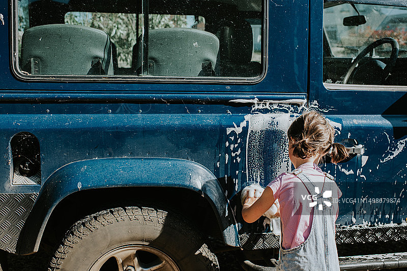 儿童清洗老式汽车图片素材