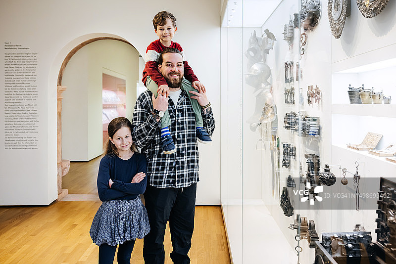 一家人一起参观博物馆的肖像图片素材