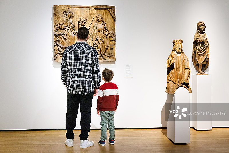 父子在博物馆一起观看历史展览图片素材
