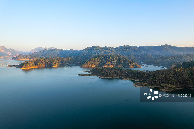 泰国素叻他尼府考索国家公园拉差巴帕大坝日出航拍图片素材