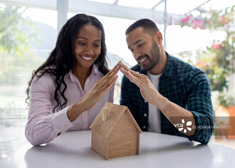 情侣保护木制房屋模型图片素材