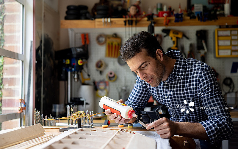 在家从事DIY木工项目的男人图片素材