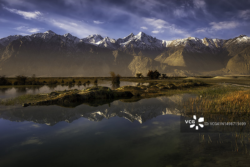 印度湖泊和雪山的风景图片素材