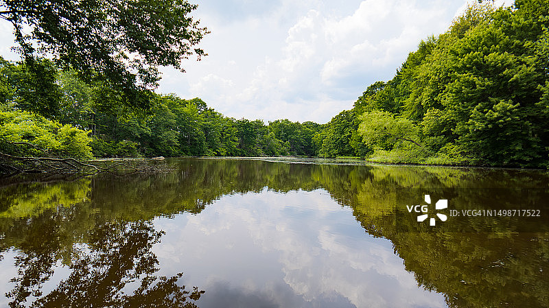 华盛顿县湖泊树木景观，美国罗德岛图片素材