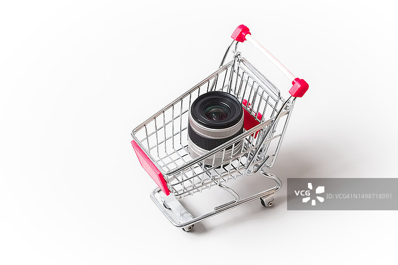 白色背景上的购物车高角度视图，德国图片素材