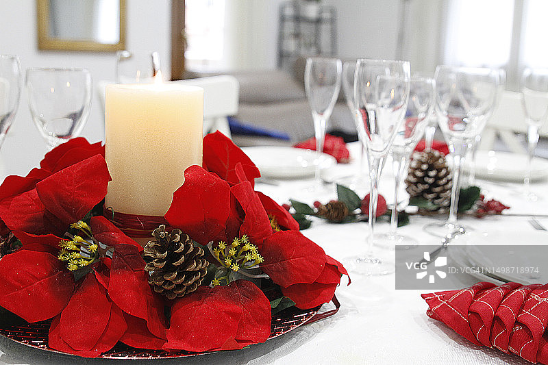 圣诞餐桌上的装饰品特写图片素材