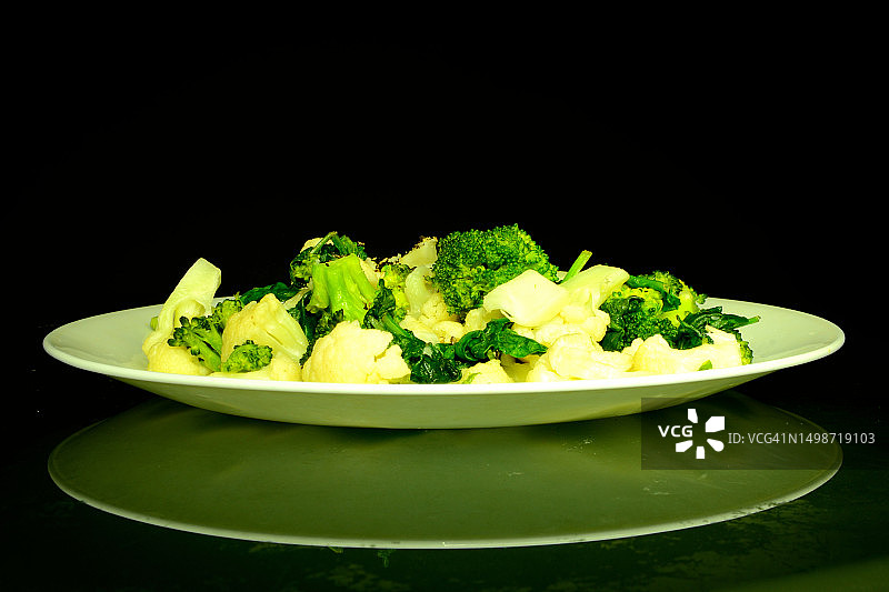 餐盘沙拉特写，黑色背景，澳大利亚维多利亚州墨尔本图片素材