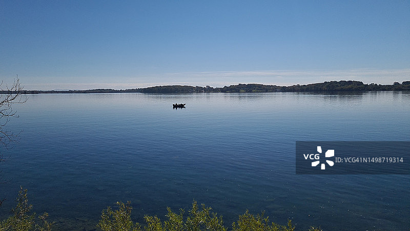 湛蓝的天空衬托着美丽的湖景图片素材
