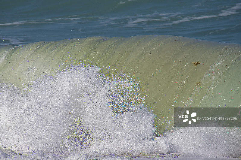 海滩波浪飞溅岸边高角度视图图片素材